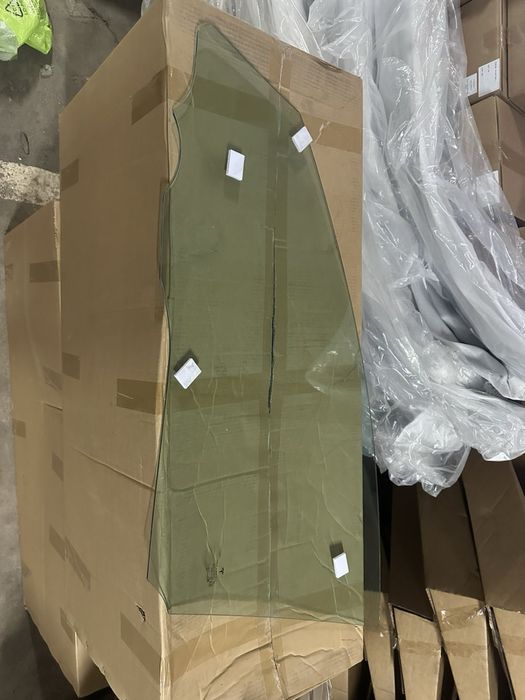 Скло водійське Tesla Y