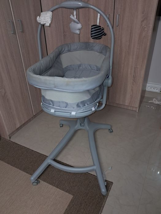 Baby Hug 4 em 1 está equipado com um arco eletrónico de brinquedos