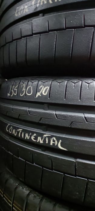 Pneus  235/30/20