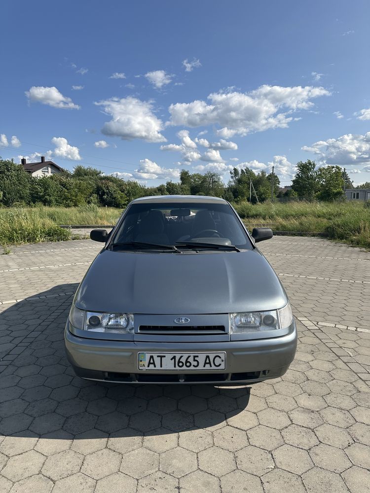 Автомобіль Lada 2112