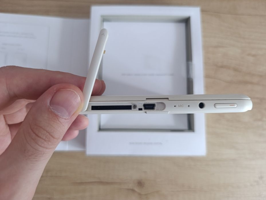 Електронна книга з тачскріном Iriver Cover Story