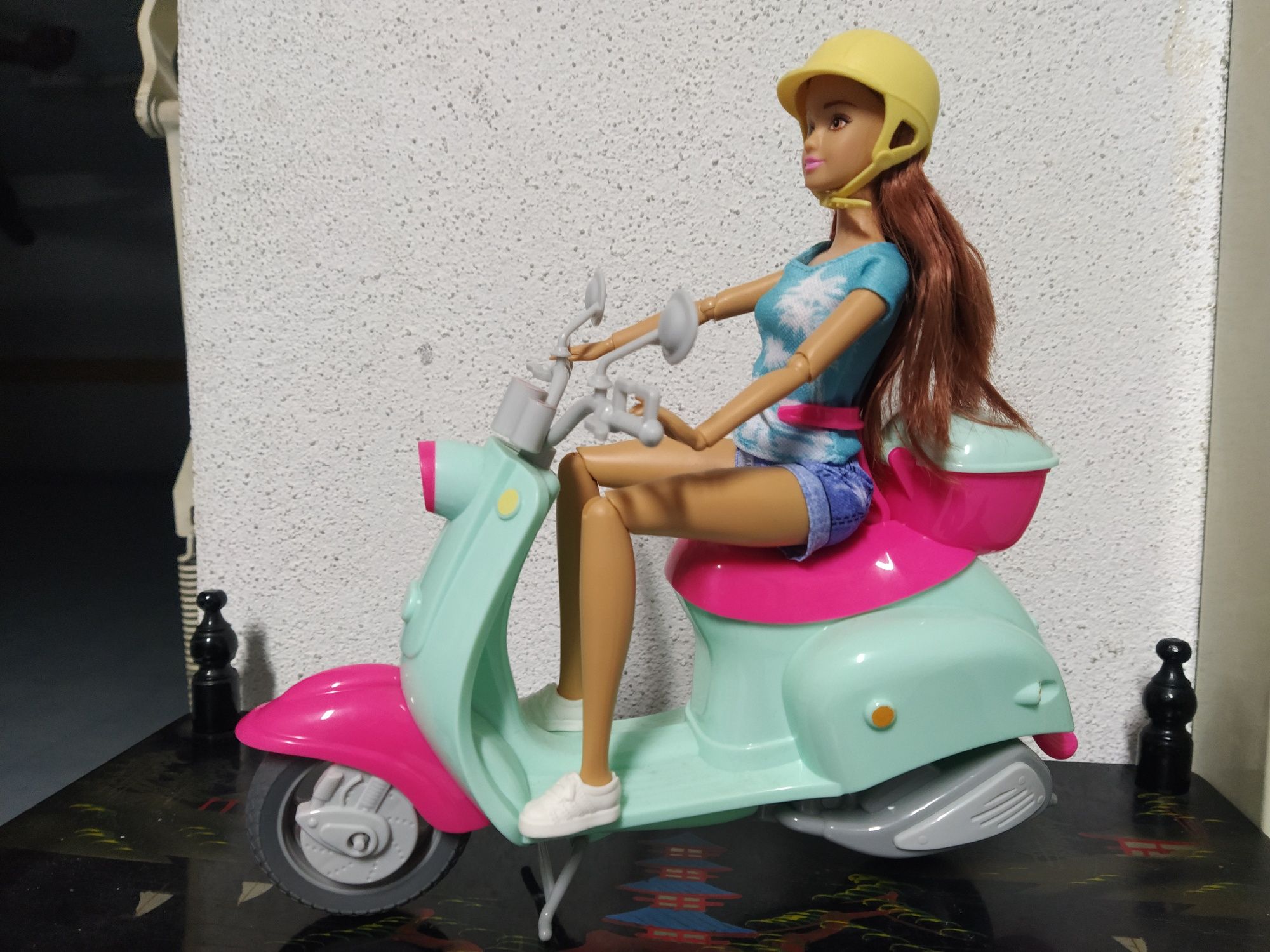 Barbie em Moto Scooter - RESERVADA