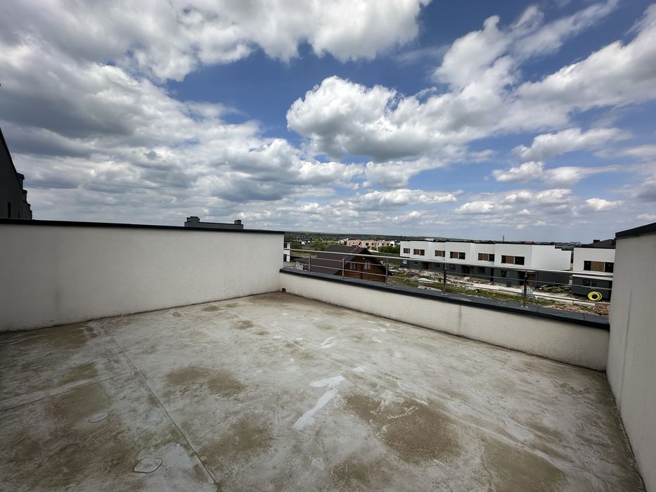 Таунхаус 140м2 з великим балконом і двома терасами на даху Крихівці