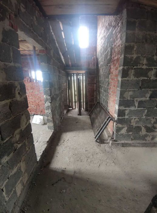 Продається незавершене будівництво  в с .Угільна 20сот.землі!