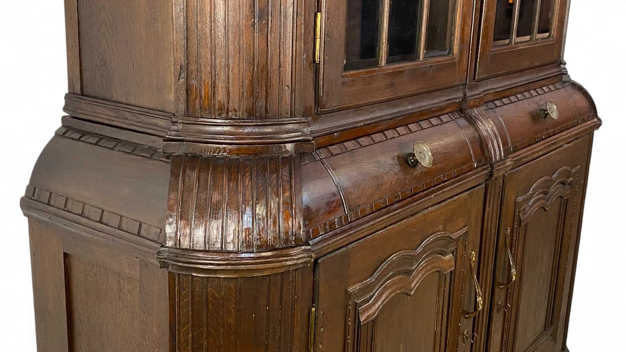 Duży rzeźbiony kredens z witryną z litego drewna