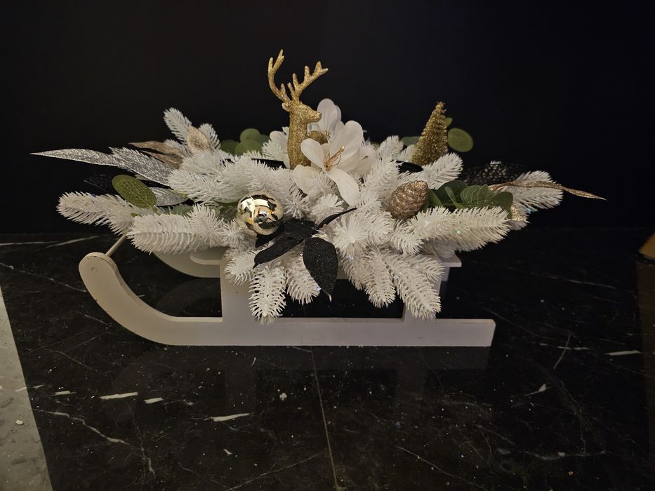 Stroik świąteczny na sankach