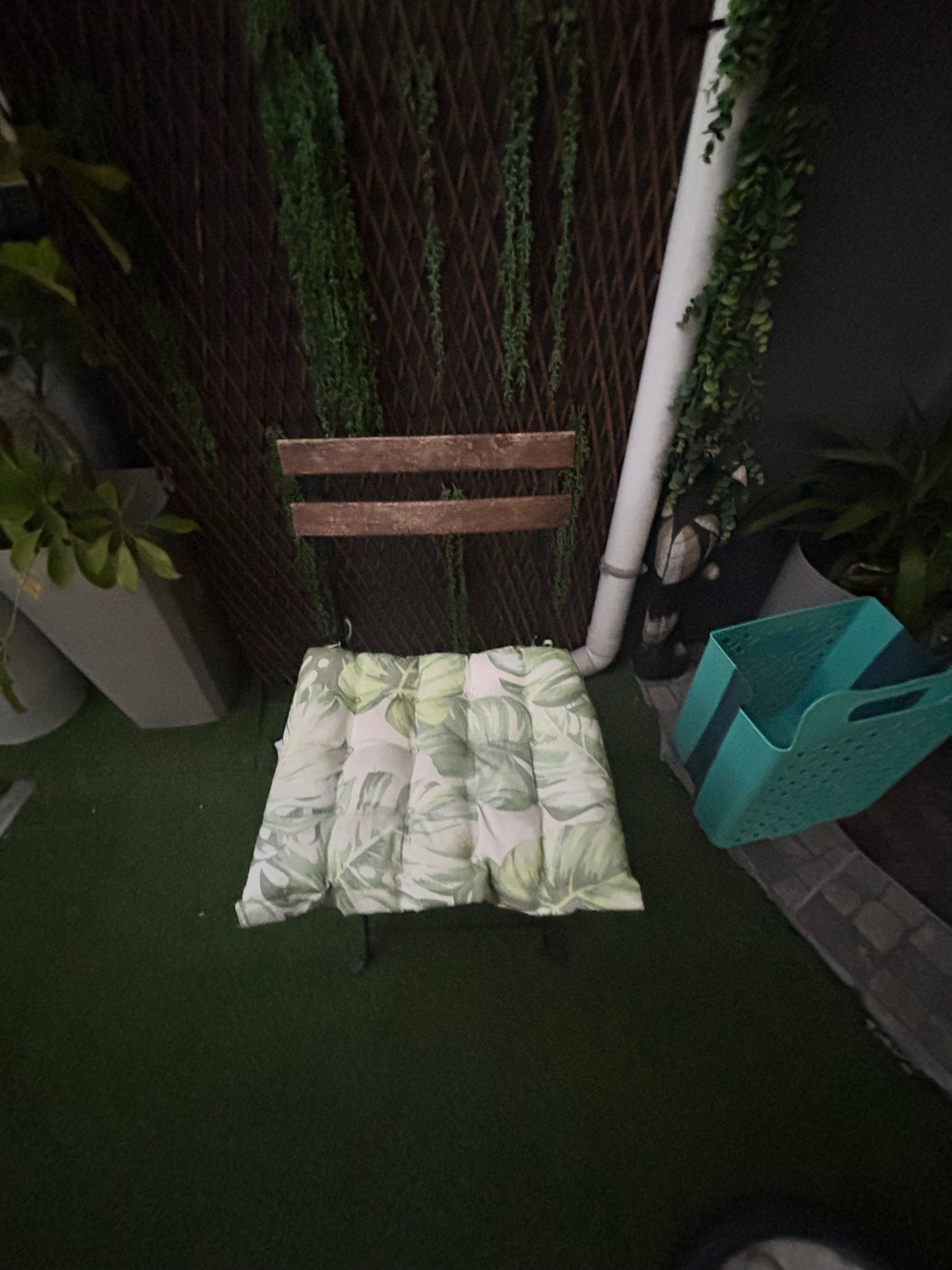 Mesa com 2  cadeiras de jardim