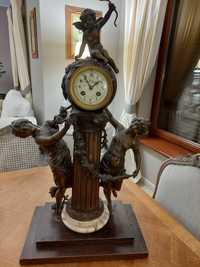 Mosiężny zegar na drewnianej podstawie antyk