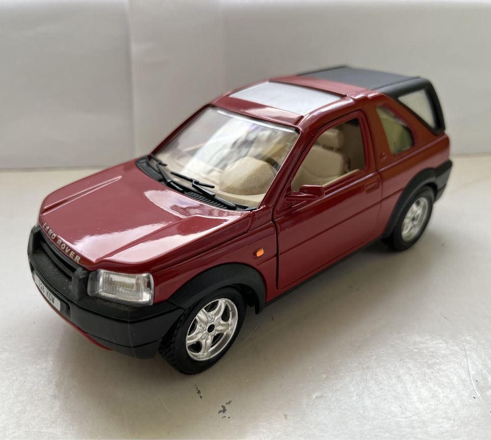 Model samochodu w skali 1:24 Land Rover Freelander Bburago Burago