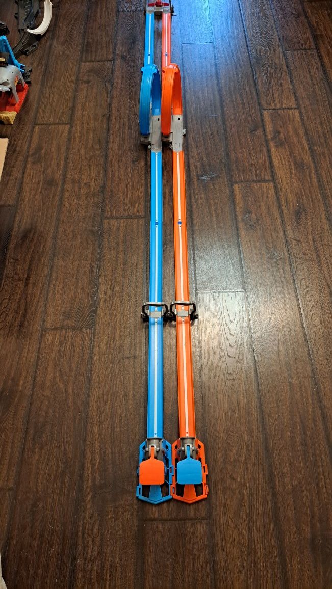 Трек Hot wheels подвійна петля. Б/у в гарному стані.
