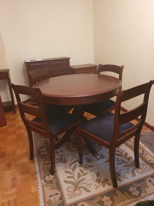 Mesa de jantar em madeira maciça com 4 cadeiras