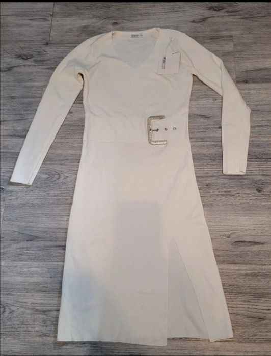 Elegancka sukienka sweterkowa ozdobną klamrą z cyrkoniami ML