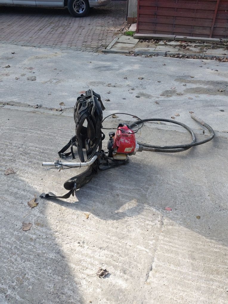 Wibrator plecakowy do betonu