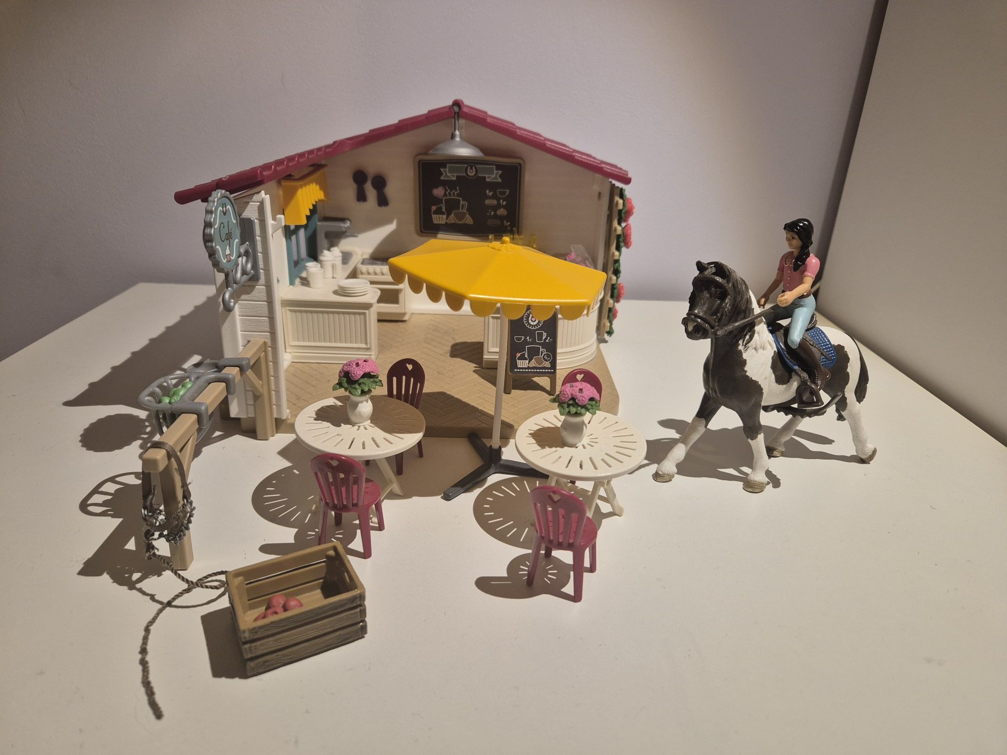 Kawiarnia dla jeźdźców + figurka konia,  Schleich 42519