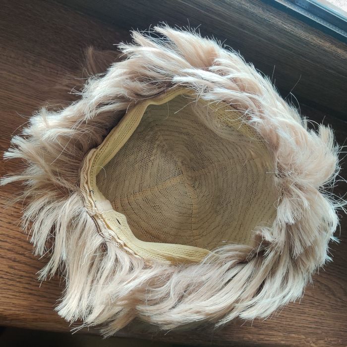 Piękna peruka z naturalnych włosów blond krótka