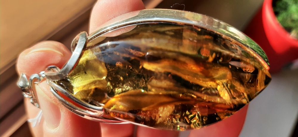 Wyjątkowy wisior bursztyn w srebrnej oprawie