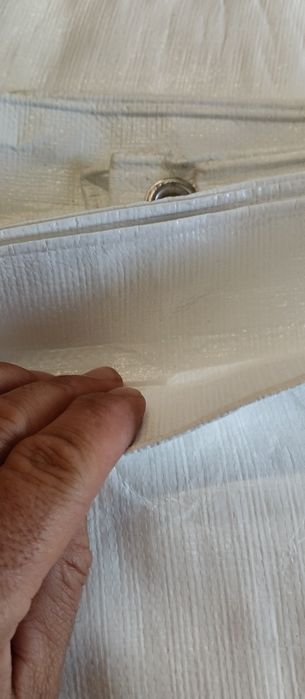 Lona impermeável em branco e em verde.