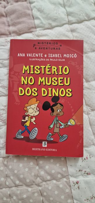Livro infantil mistério  no museu dos Dinos