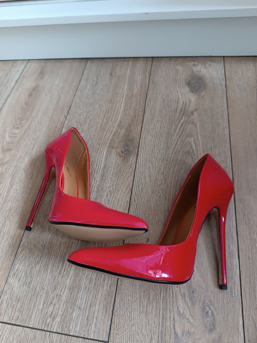 Czerwone lakierowane szpilki