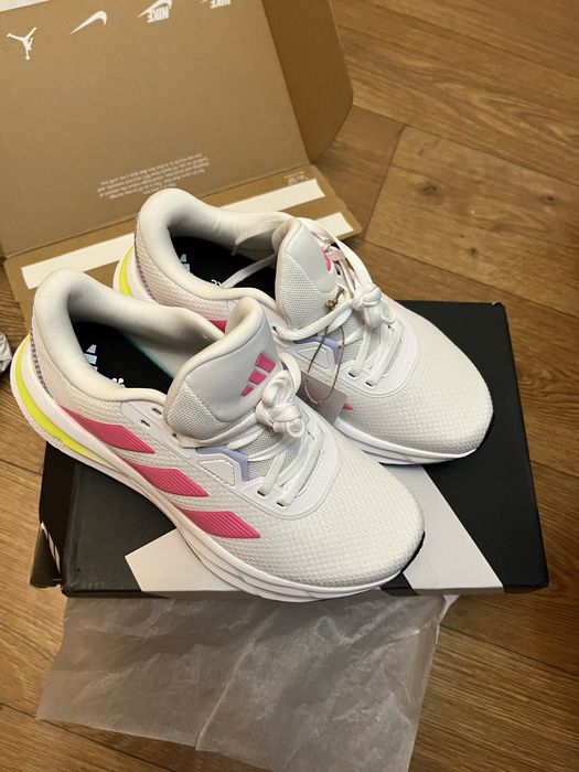Нові кросівки adidas