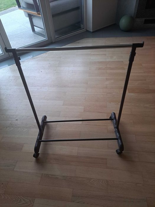 Wieszak ubraniowy na kolkach