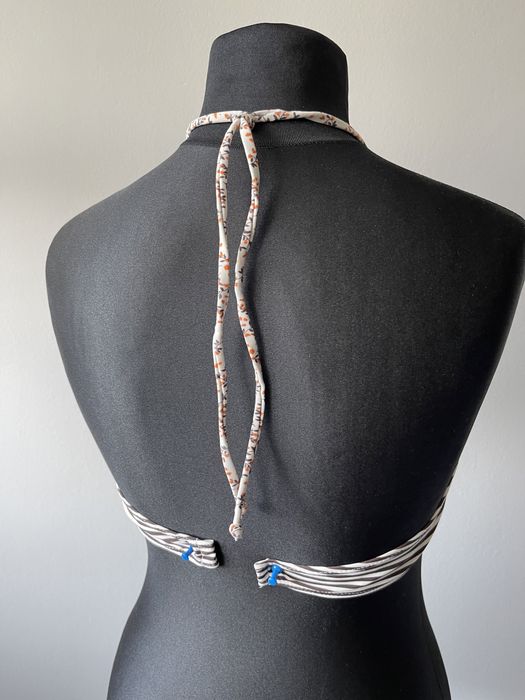 Góra stroju kąpielowego, brak zapięcia