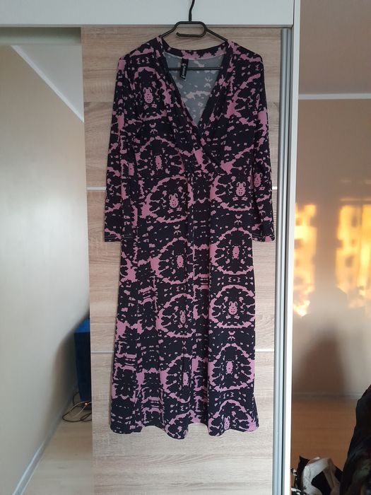 Sukienka midi czarno-różowa