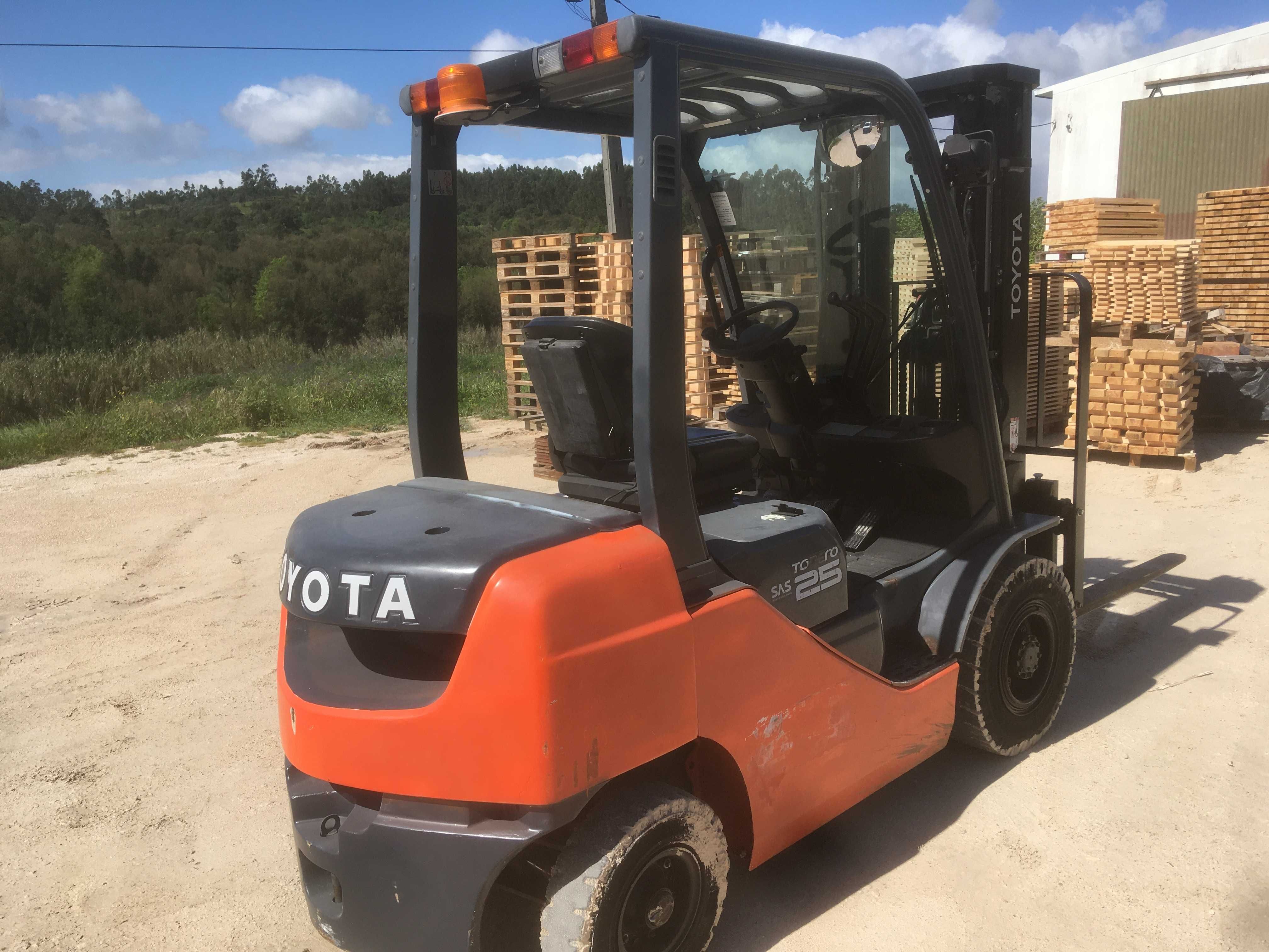 EMPILHADOR TOYOTA 2.5