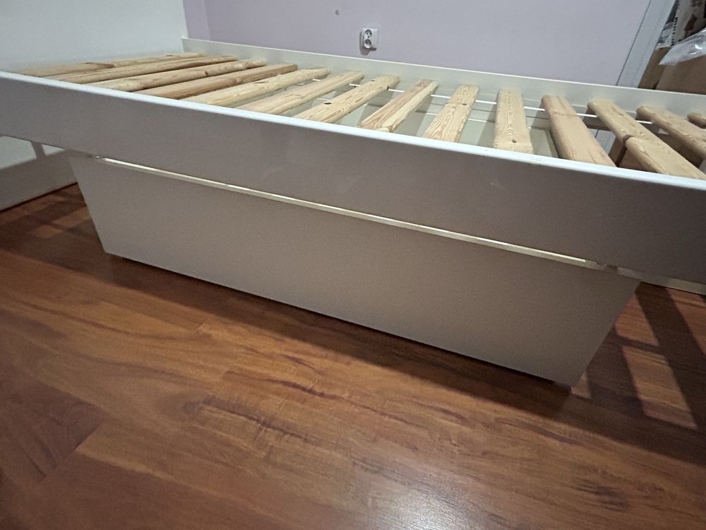 Eleganckie jednoosobowe białe łóżko z praktyczną szufladą