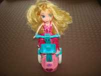 Boneca Princesa Sofia com trotinete a pilhas