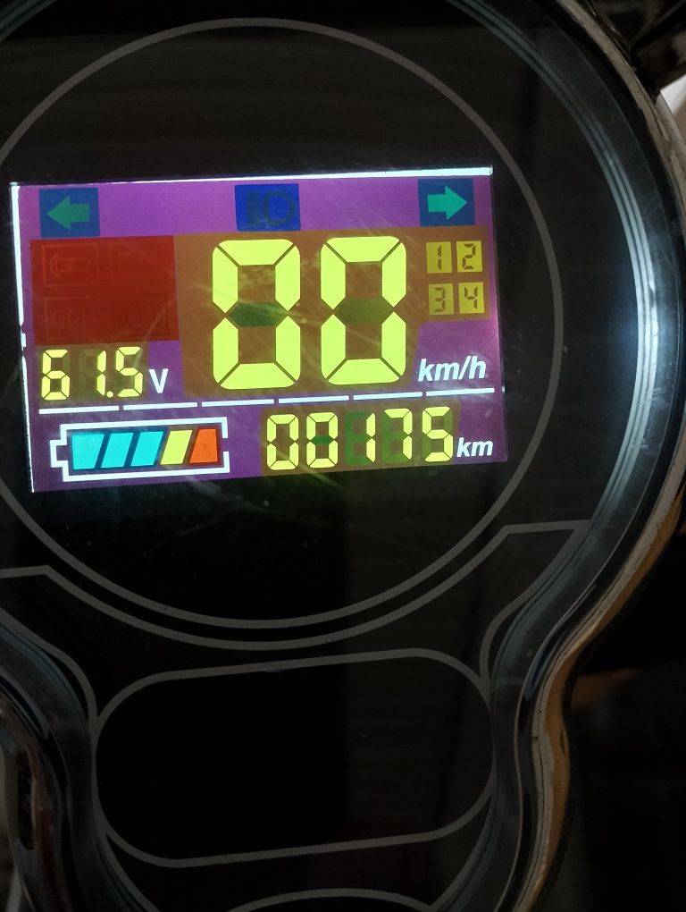 Skuter trójkołowy elektryczny