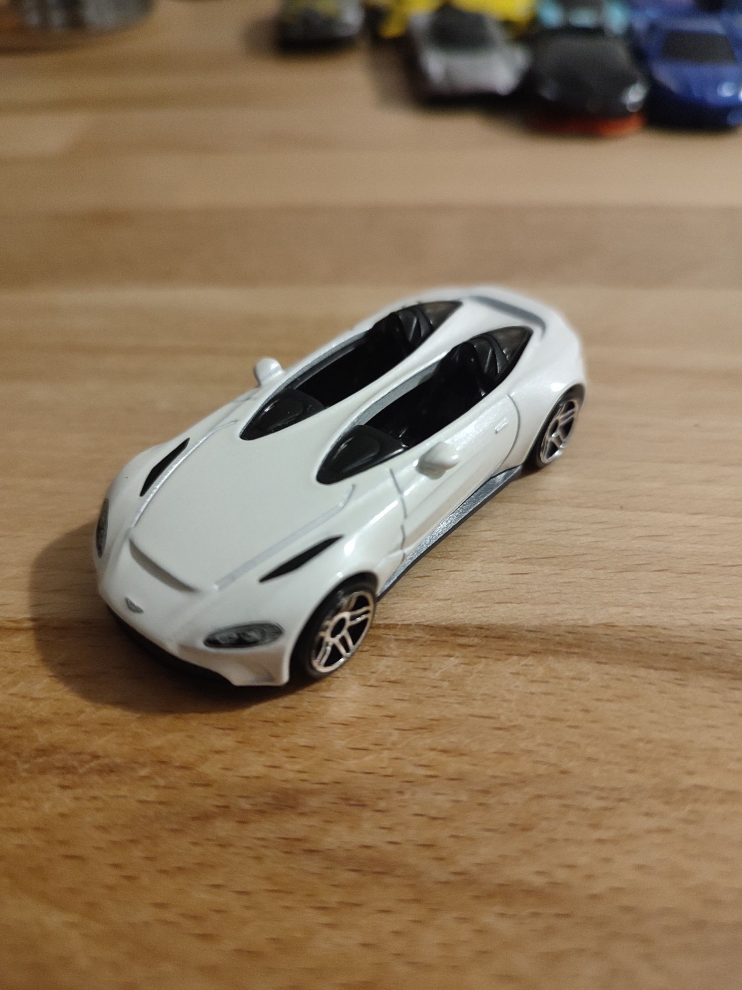 Hot Wheels Aston Martin V12 Speedster