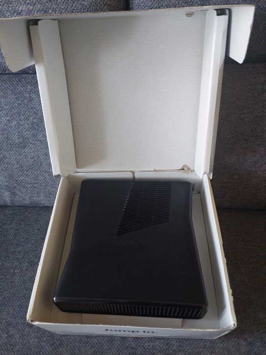 X-box 360 + kinect + 2 pady w kolorze czarnym