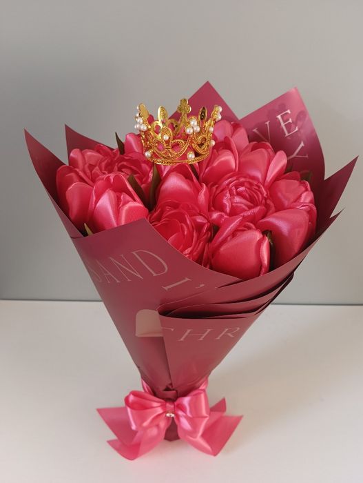 Wieczny bukiet koralowych tulipanów i piwonii