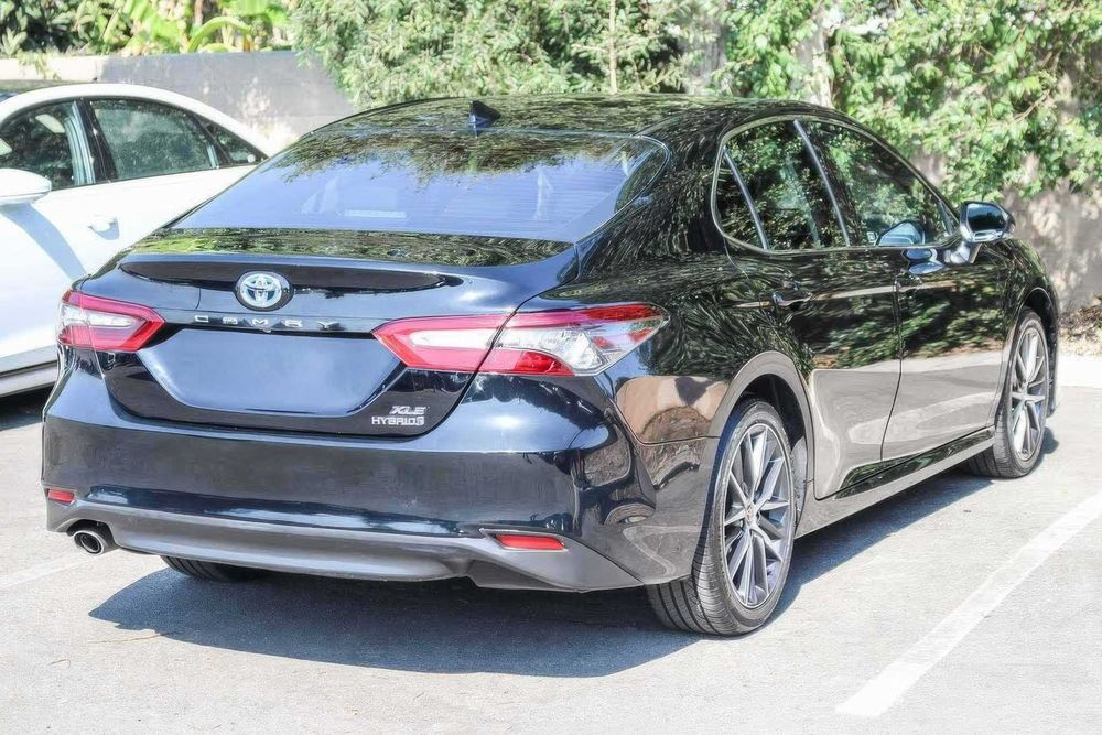 Toyota Camry Hybrid XLE      2024