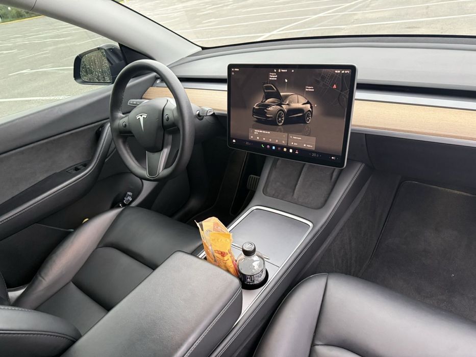 Tesla модель Y 2022 року