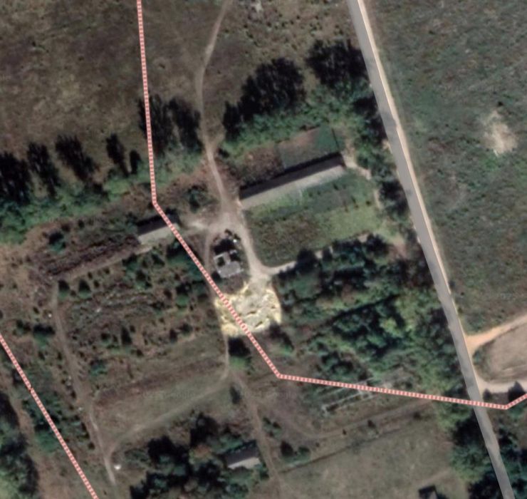 Здається, ферма для свиноводства або корівника