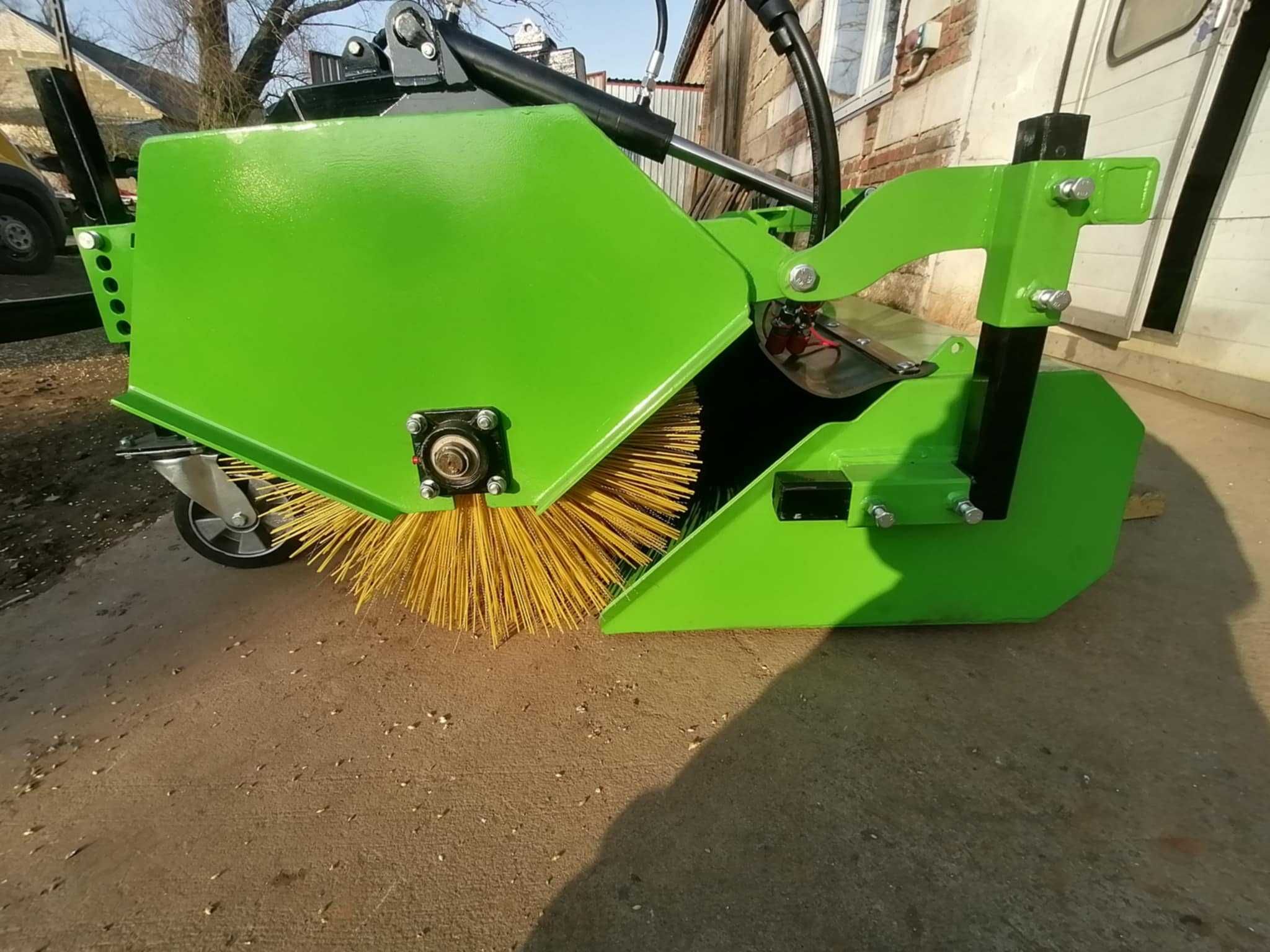 Zamiatarka montowana do AVANT MULTIONE optimas hydromak z koszem