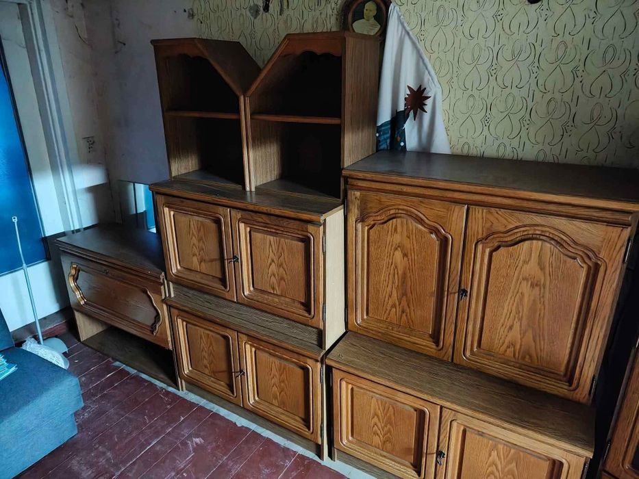 Zestaw solidnych drewnianych mebli