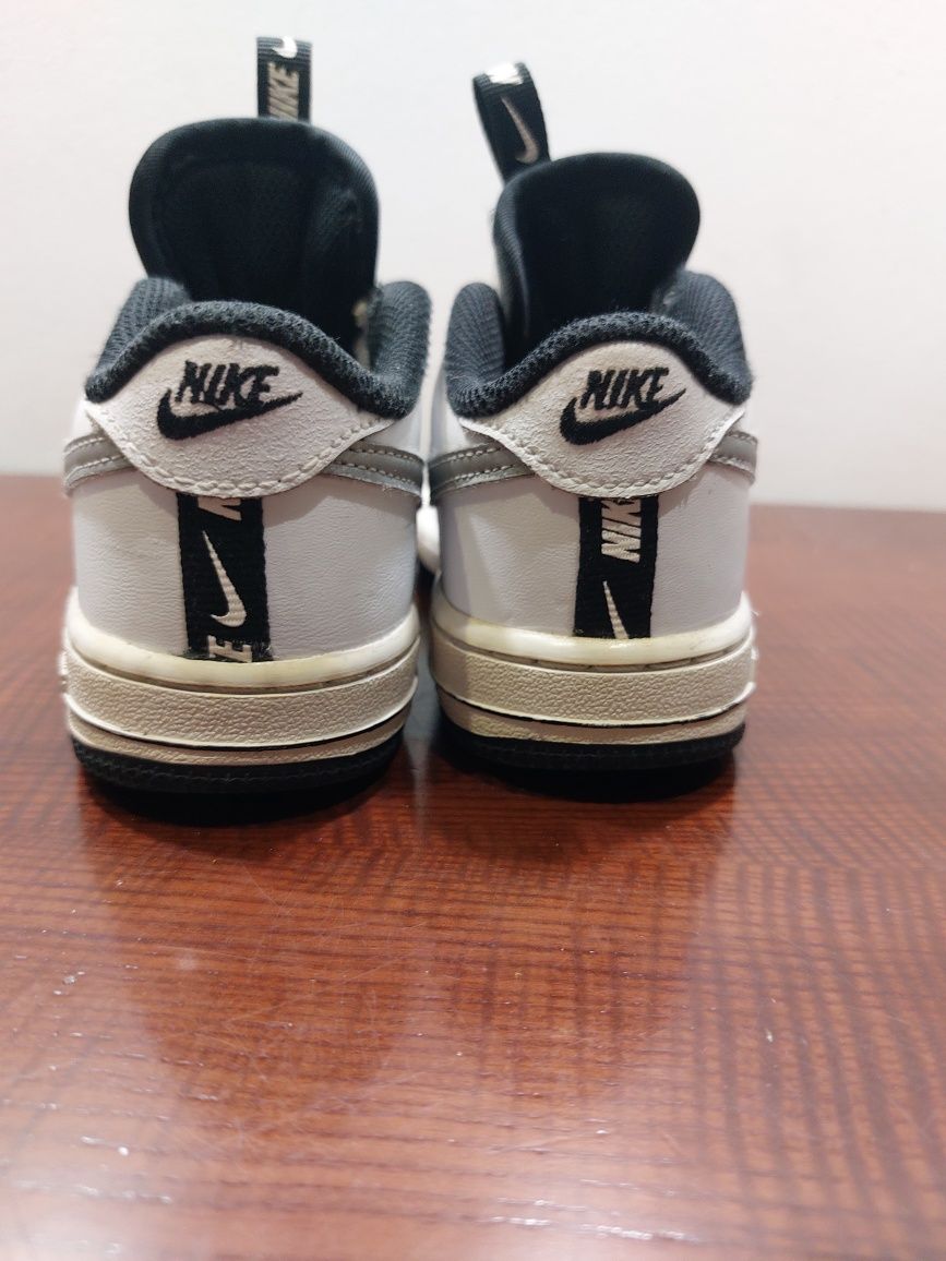 Дитячі. Оригінальні. Шкіряні .Кросівки Nike. Розмір 27 Устілка 17 см
