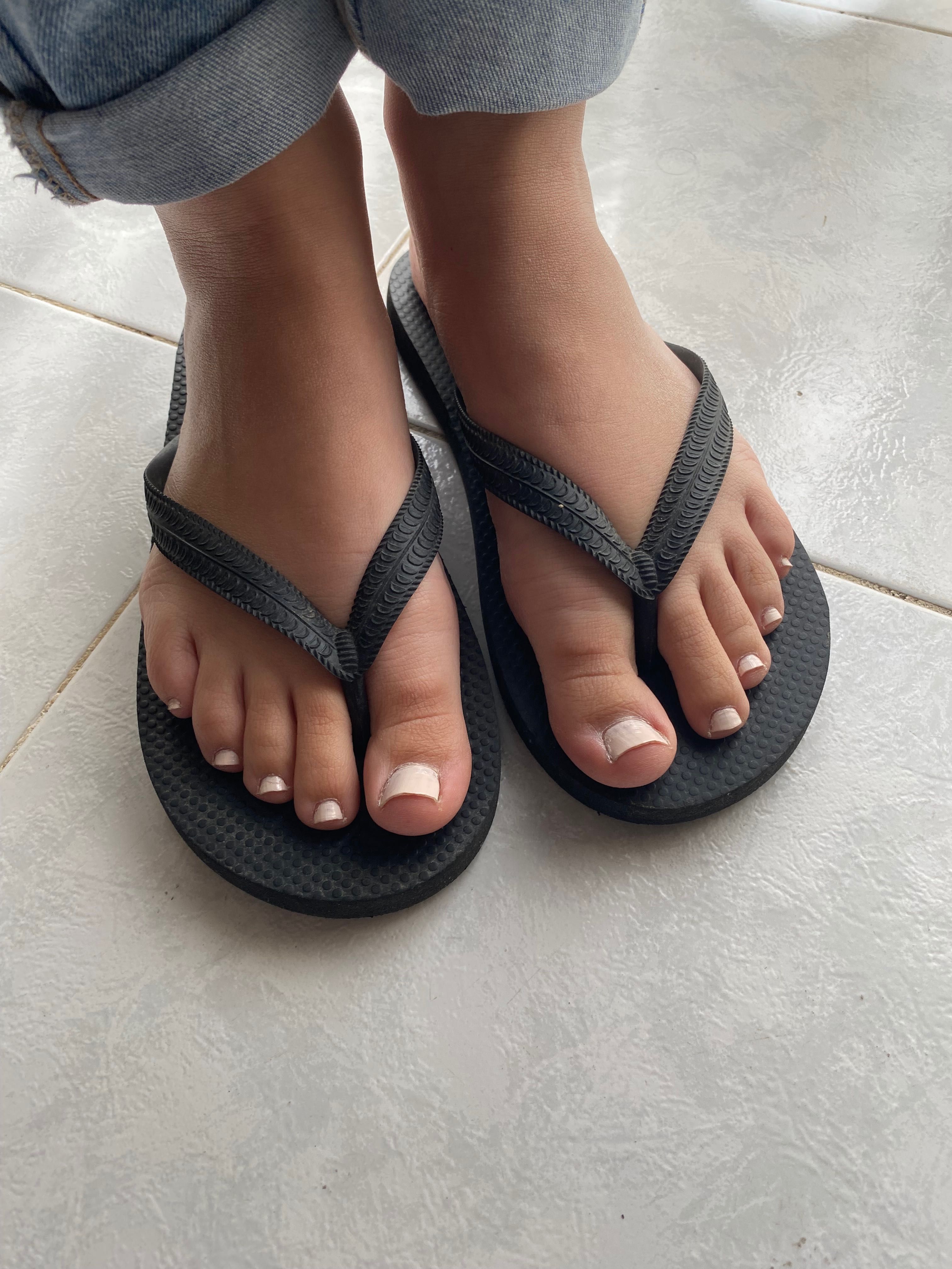 Chinelo de enfiar no dedo, rasas