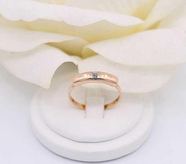 Złoty pierścionek p.585/2,32g z opalizującym kamieniem