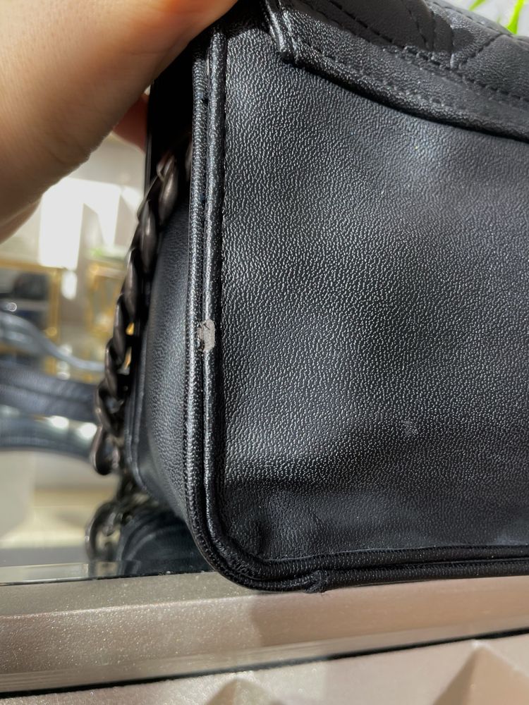 Mohito pikowana torebka czarna srebrny łańcuch crossbody kuferek