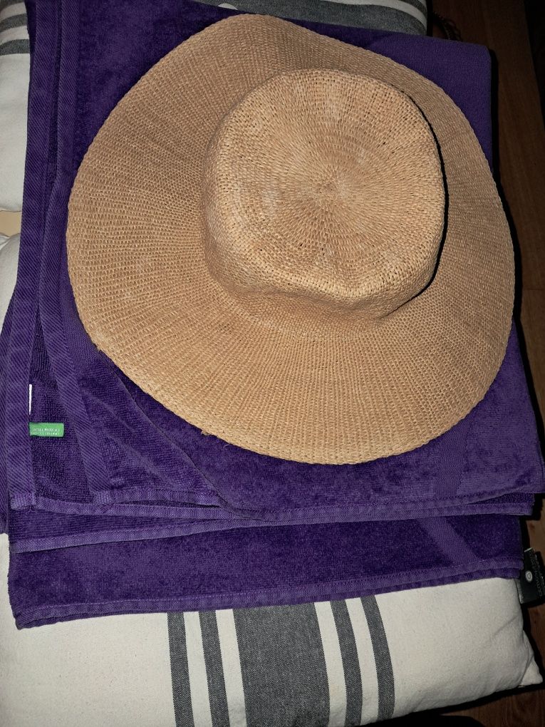 KIT DE PRAIA - Toalha Benetton e chapéu  Zara Home