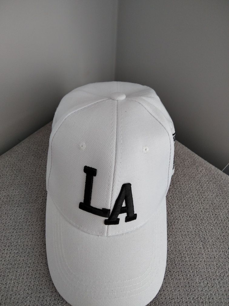 Czapka z daszkiem Nowa LA Los Angeles California biała z czarnym logo.