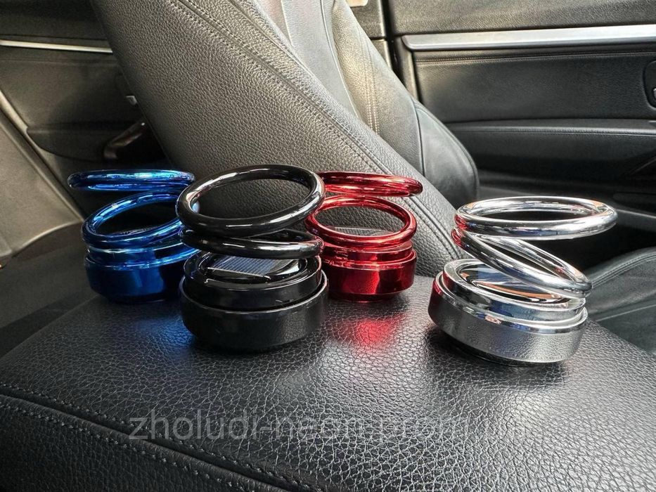 Ароматизатор в машину кільцями на сонячній панелі крутяться по осі