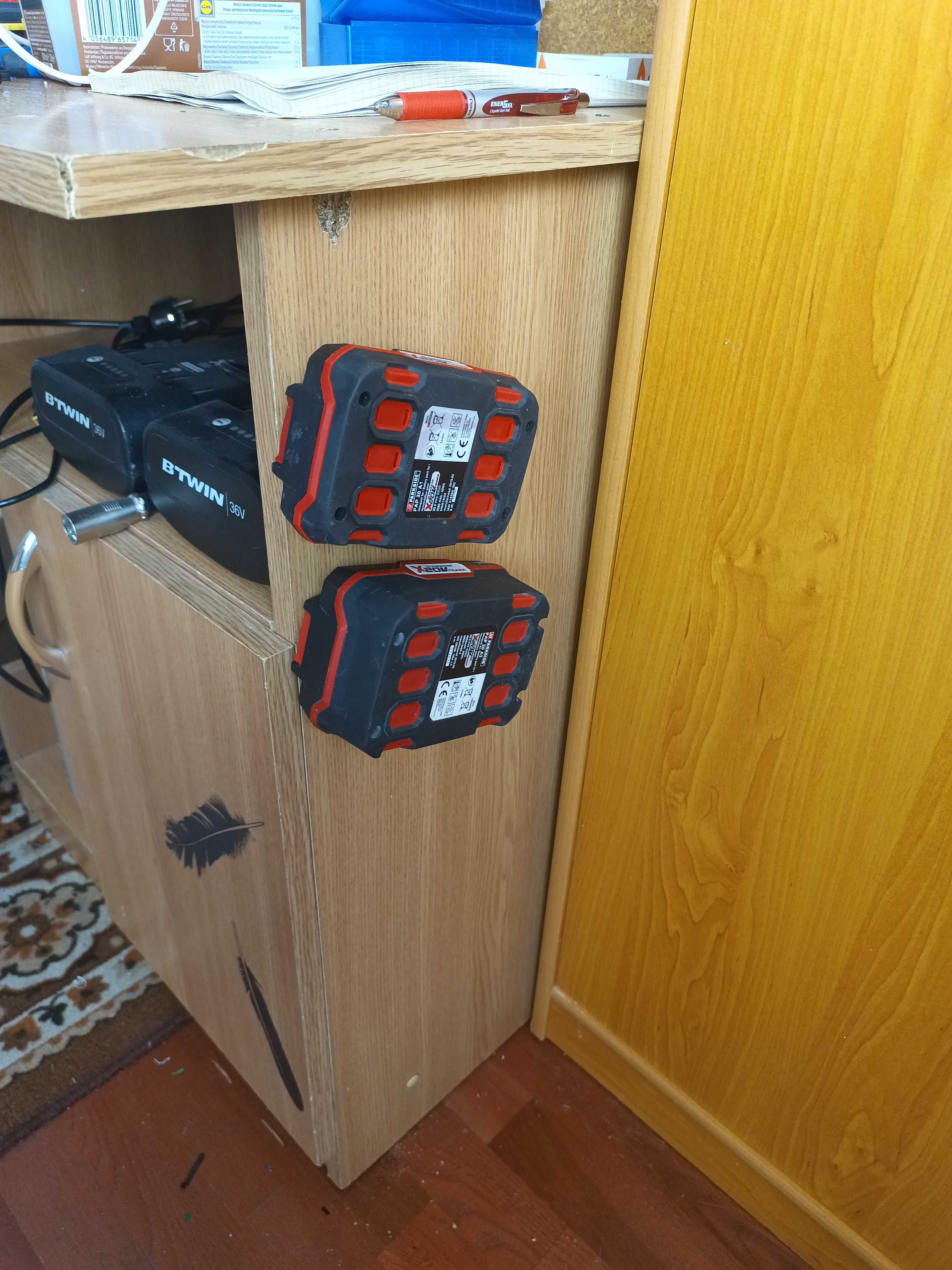 Wieszak, uchwyt do akumulatora Parkside X20V