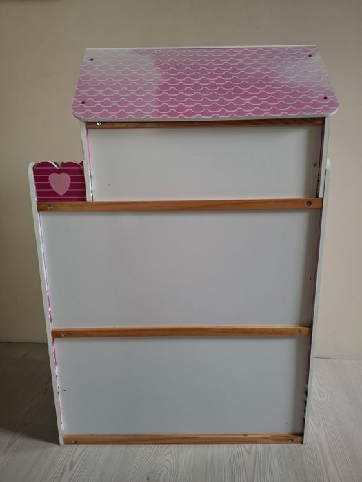 Drewniany domek dla lalek