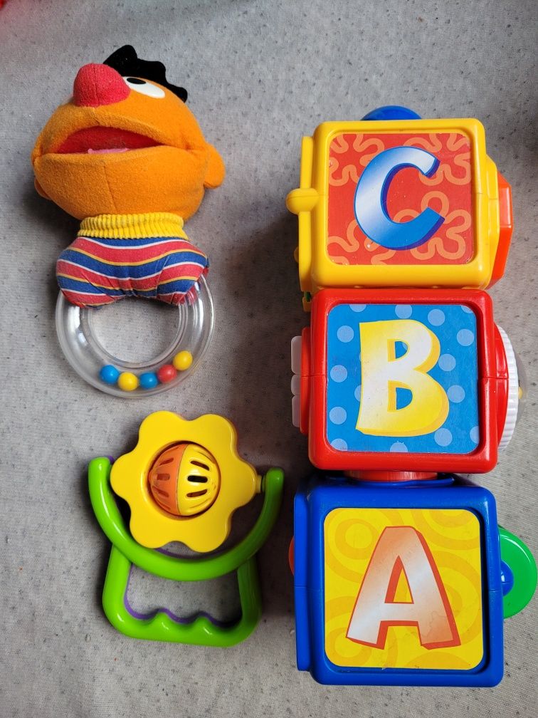 Zestaw zabawek dla maluszka 6+ fisher price sorter ślimak piramida