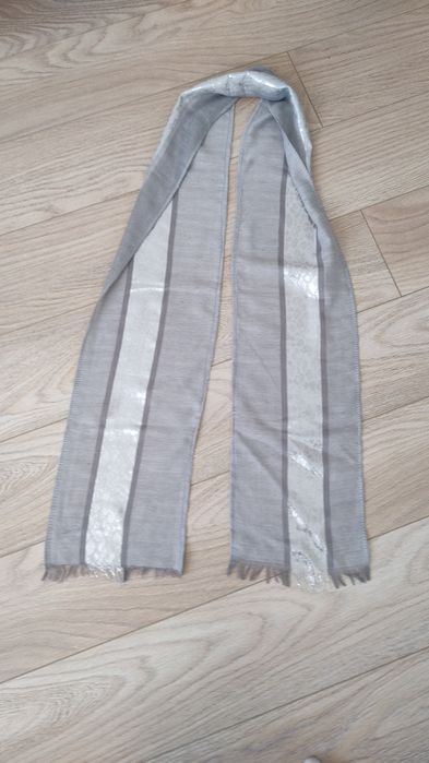 Szary szalik z błyszczącym akcentem